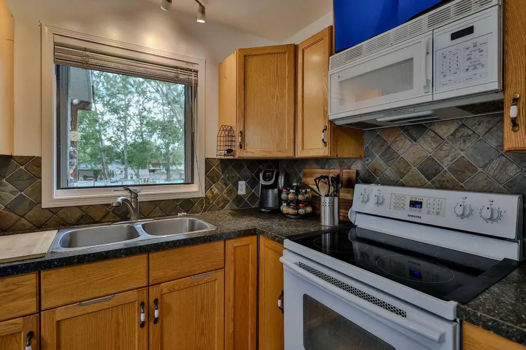 124 N 2 Street E Magrath AB T0K 1J0