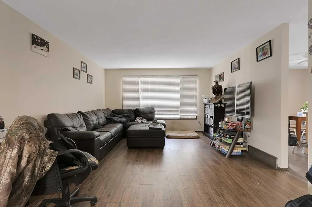 5009 & 5011 Shull Street Blackfalds AB T0M 0J0