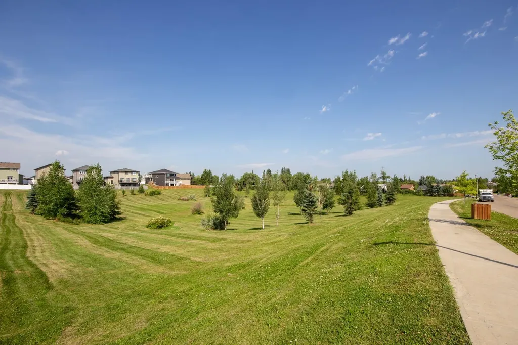 25 Beacon Hill Drive Sylvan Lake AB T4S 0S9