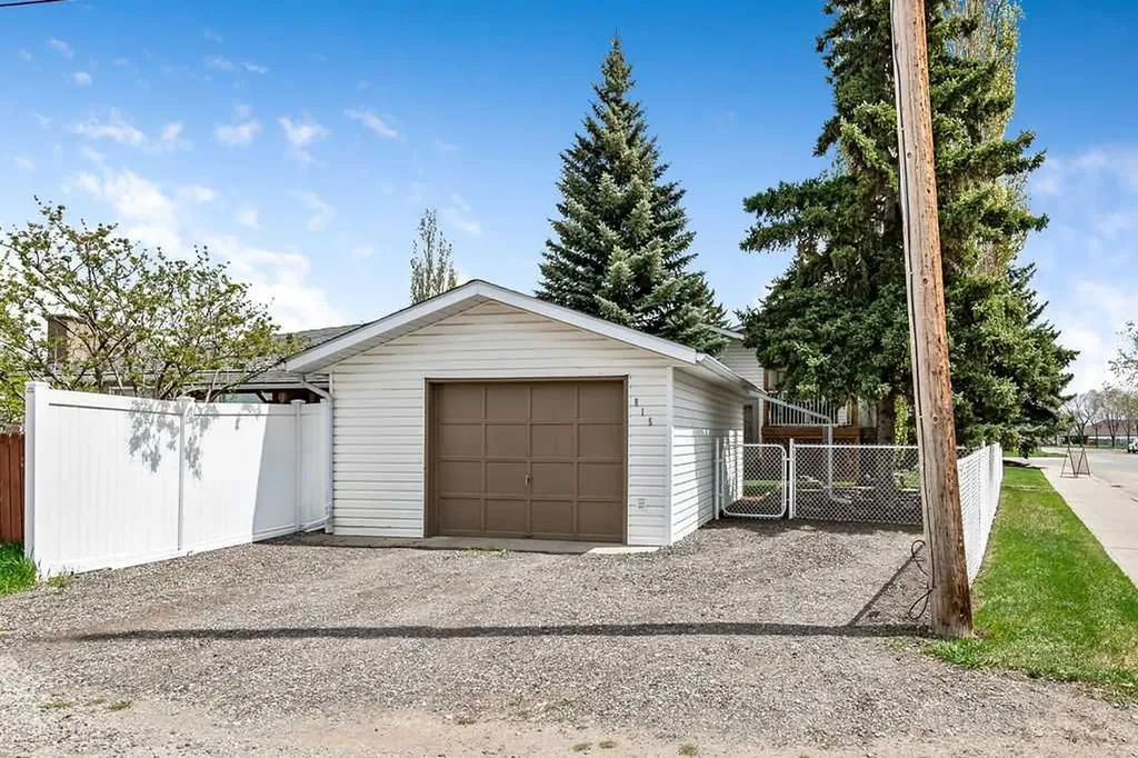 815 3 Street SW High River AB T1V 1B4