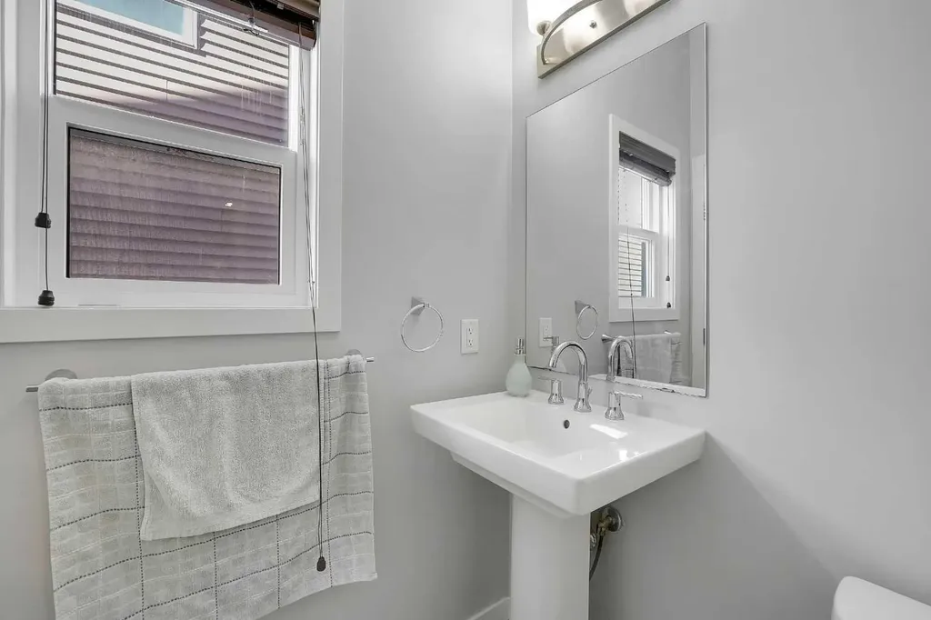 216 Carringvue Manor NW Calgary AB T3P 0W3