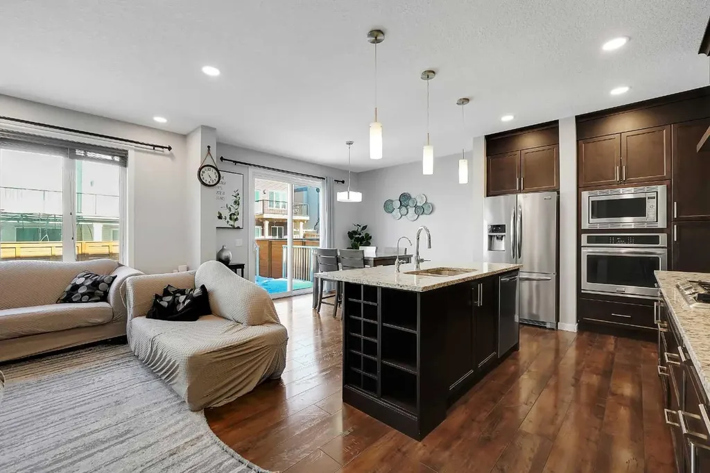 216 Carringvue Manor NW Calgary AB T3P 0W3