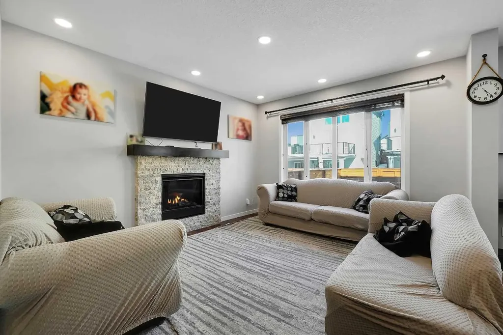 216 Carringvue Manor NW Calgary AB T3P 0W3