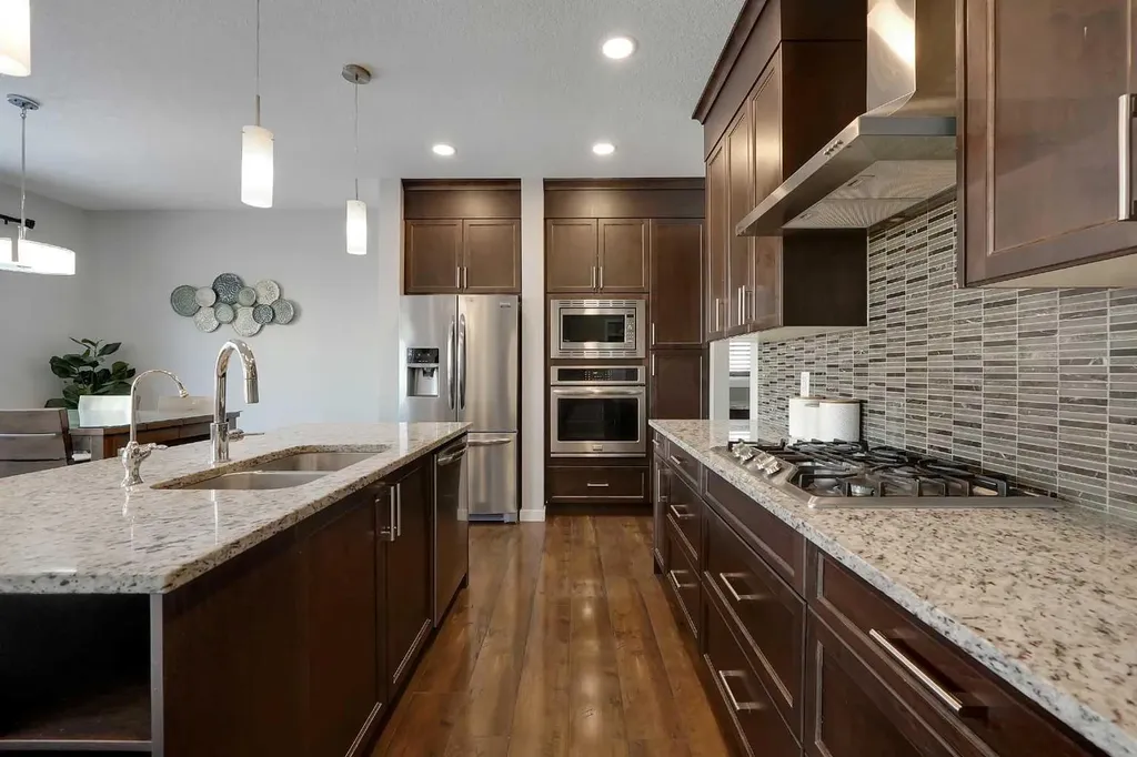 216 Carringvue Manor NW Calgary AB T3P 0W3