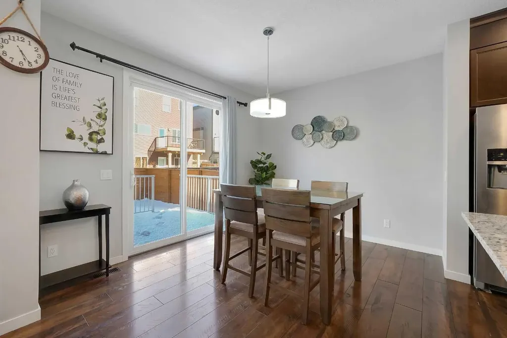 216 Carringvue Manor NW Calgary AB T3P 0W3