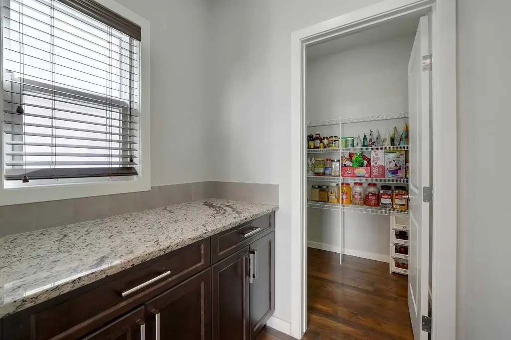 216 Carringvue Manor NW Calgary AB T3P 0W3