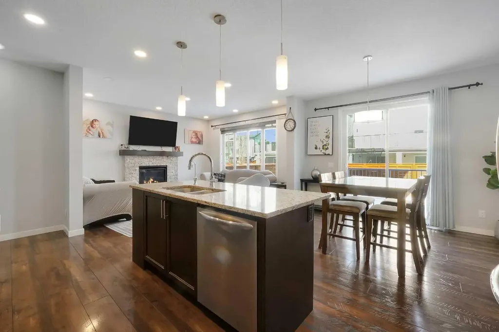 216 Carringvue Manor NW Calgary AB T3P 0W3