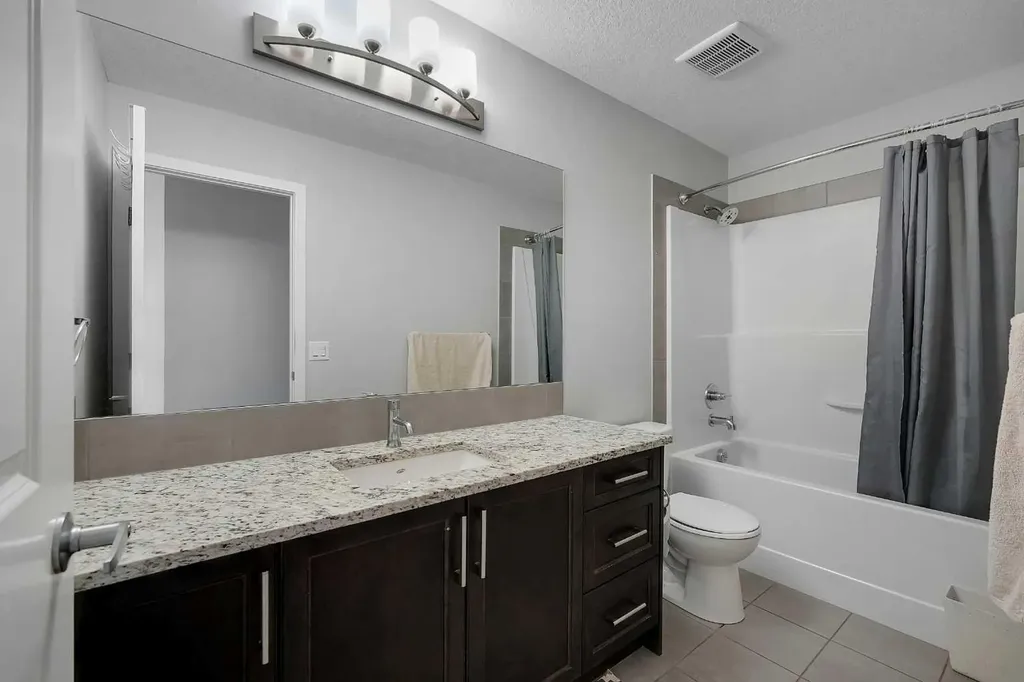 216 Carringvue Manor NW Calgary AB T3P 0W3