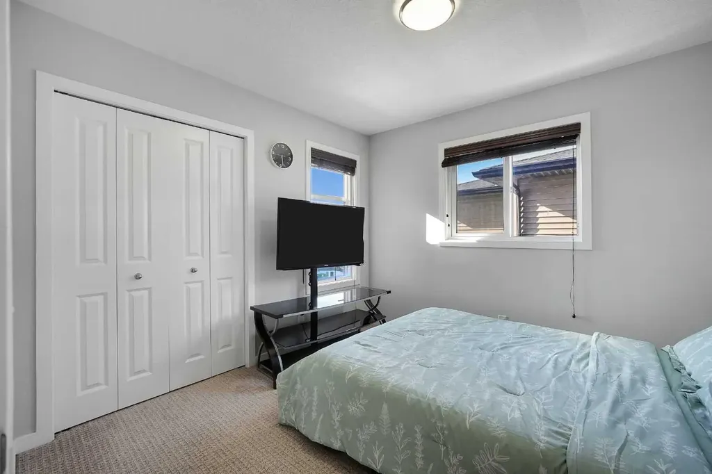 216 Carringvue Manor NW Calgary AB T3P 0W3