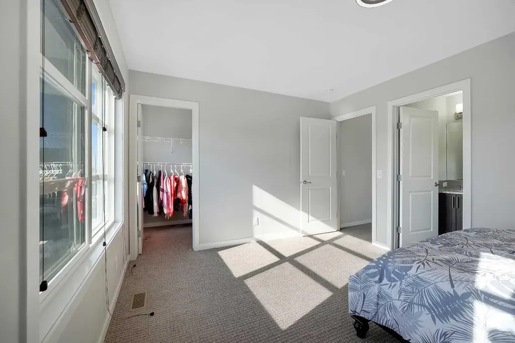 216 Carringvue Manor NW Calgary AB T3P 0W3