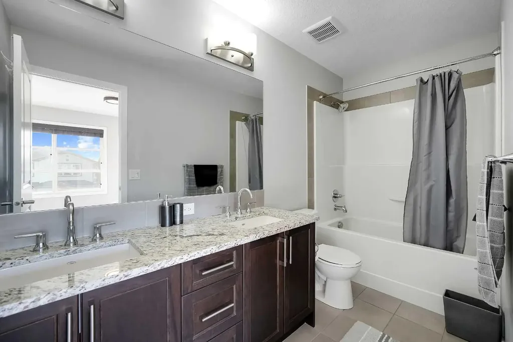 216 Carringvue Manor NW Calgary AB T3P 0W3