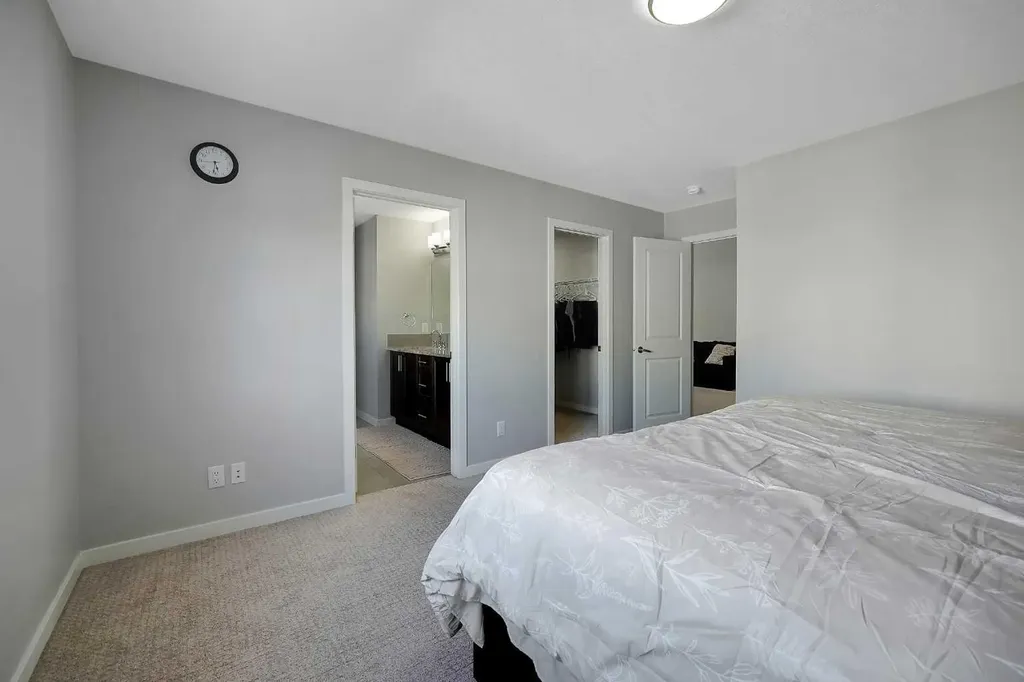 216 Carringvue Manor NW Calgary AB T3P 0W3
