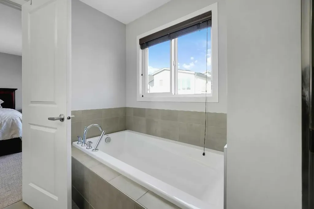 216 Carringvue Manor NW Calgary AB T3P 0W3