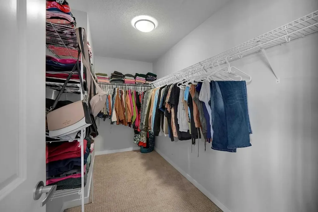 216 Carringvue Manor NW Calgary AB T3P 0W3