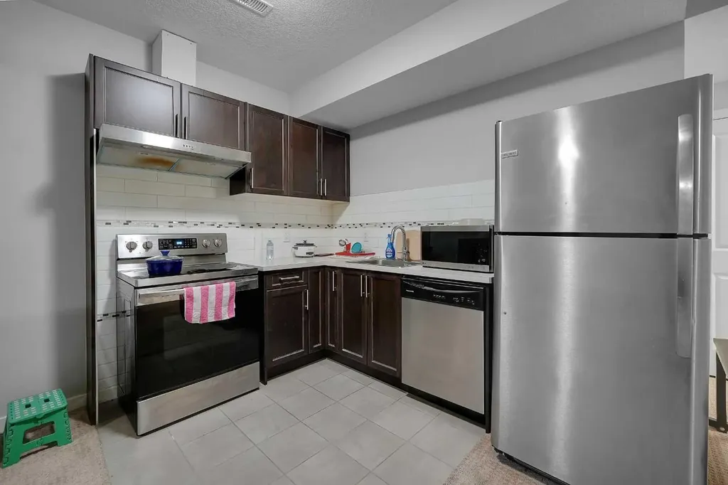 216 Carringvue Manor NW Calgary AB T3P 0W3