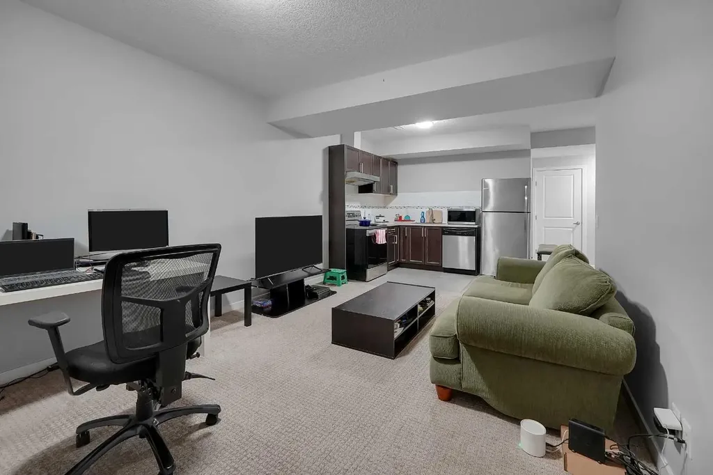 216 Carringvue Manor NW Calgary AB T3P 0W3