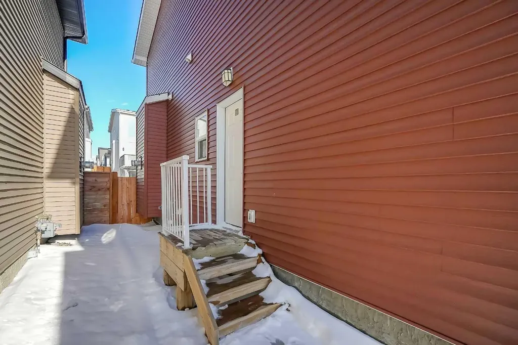 216 Carringvue Manor NW Calgary AB T3P 0W3