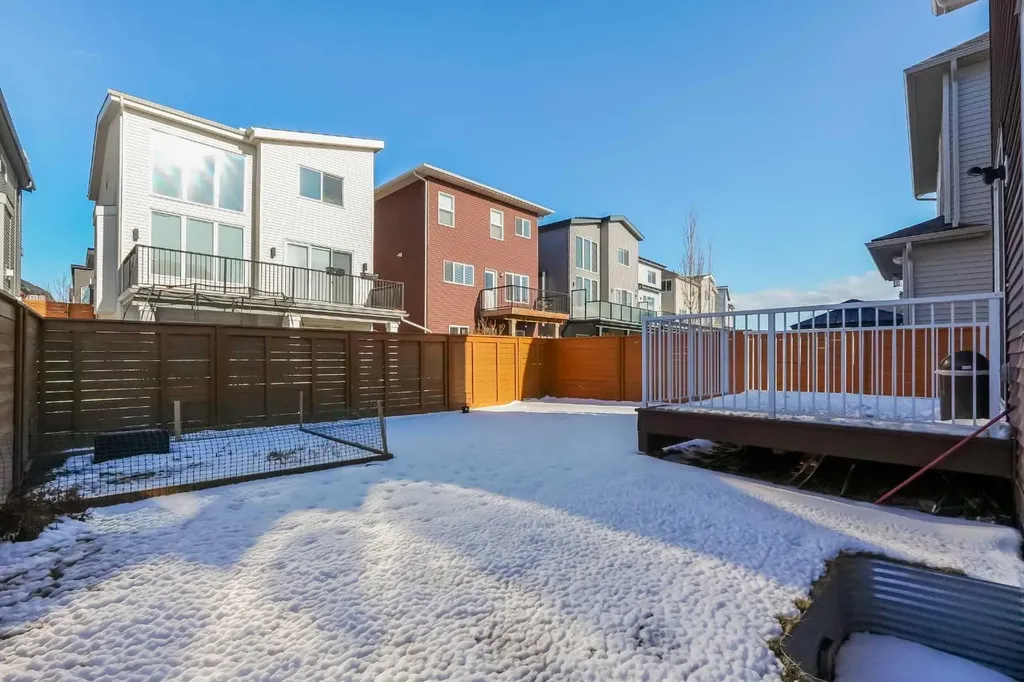 216 Carringvue Manor NW Calgary AB T3P 0W3