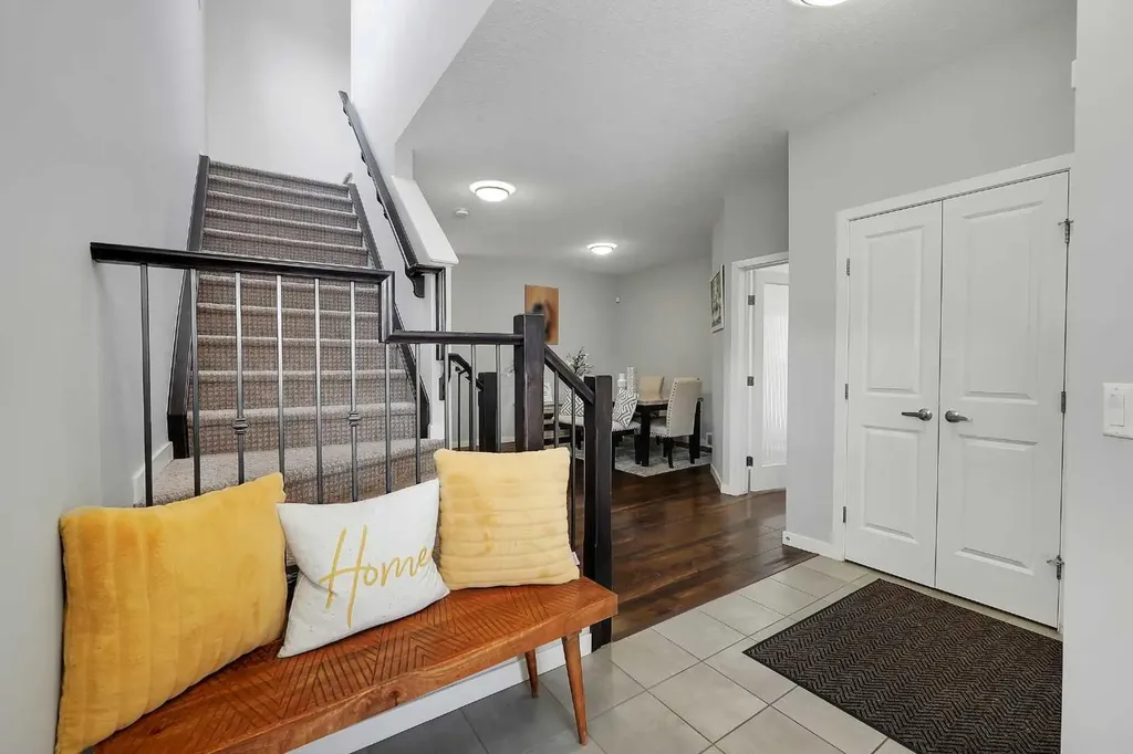 216 Carringvue Manor NW Calgary AB T3P 0W3
