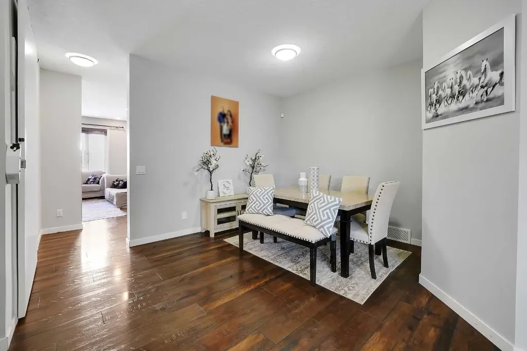 216 Carringvue Manor NW Calgary AB T3P 0W3
