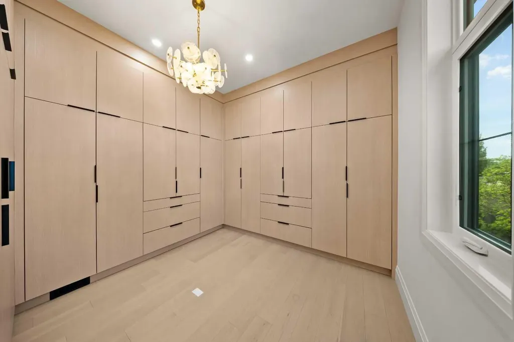 1328 7a Street NW Calgary AB T2M 3J6