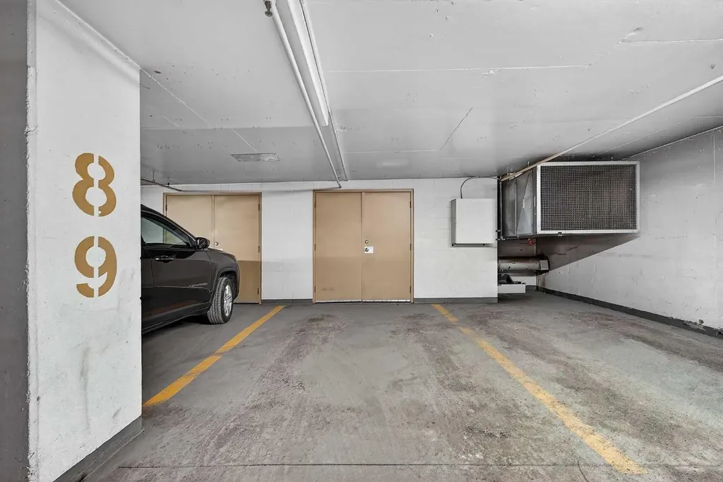 4555 Varsity Lane NW Calgary AB T3A 2V6