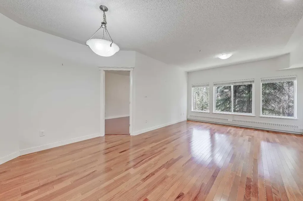 20 Discovery Ridge Close SW Calgary AB T3H 5X4