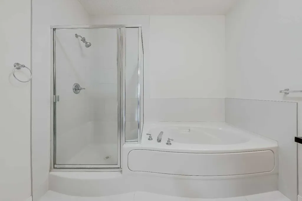 20 Discovery Ridge Close SW Calgary AB T3H 5X4