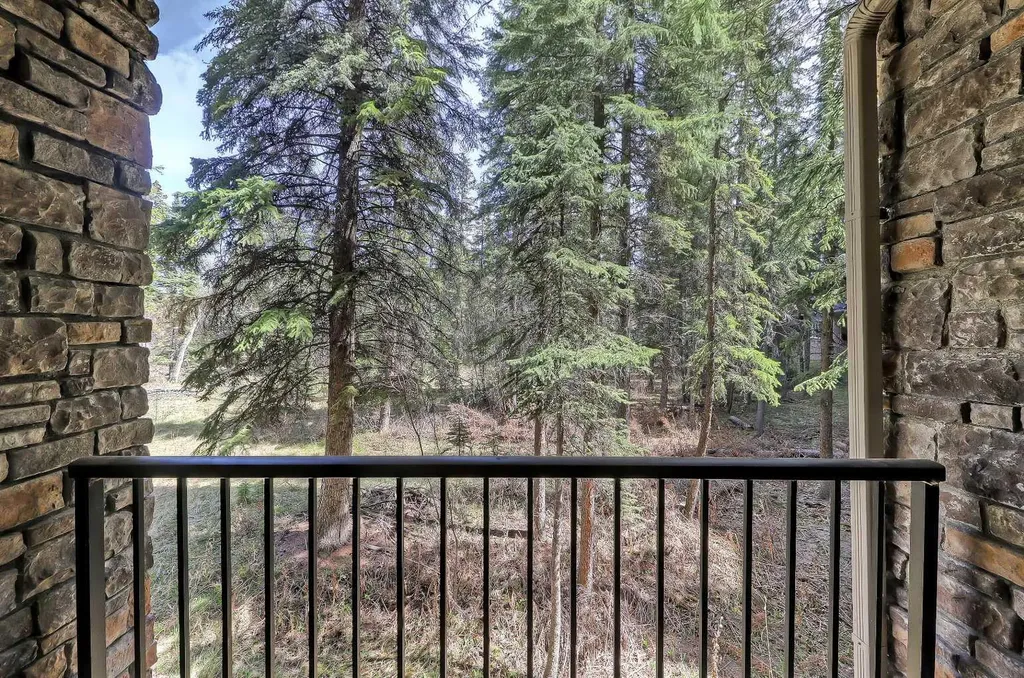 20 Discovery Ridge Close SW Calgary AB T3H 5X4