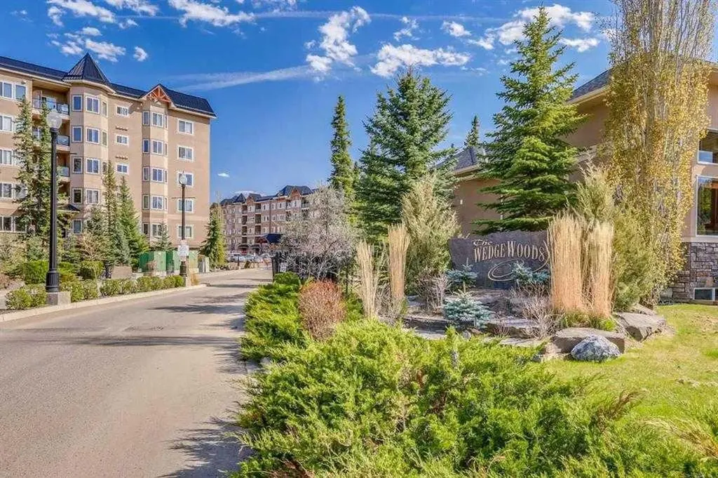 20 Discovery Ridge Close SW Calgary AB T3H 5X4