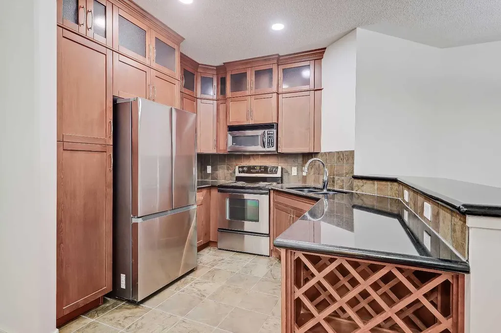 20 Discovery Ridge Close SW Calgary AB T3H 5X4