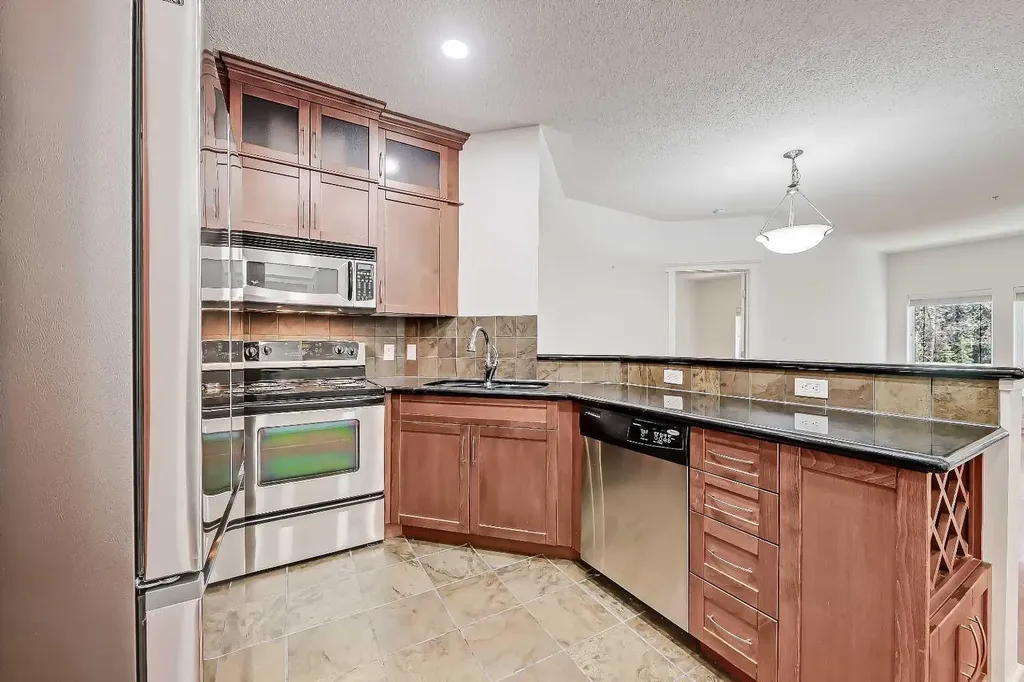 20 Discovery Ridge Close SW Calgary AB T3H 5X4