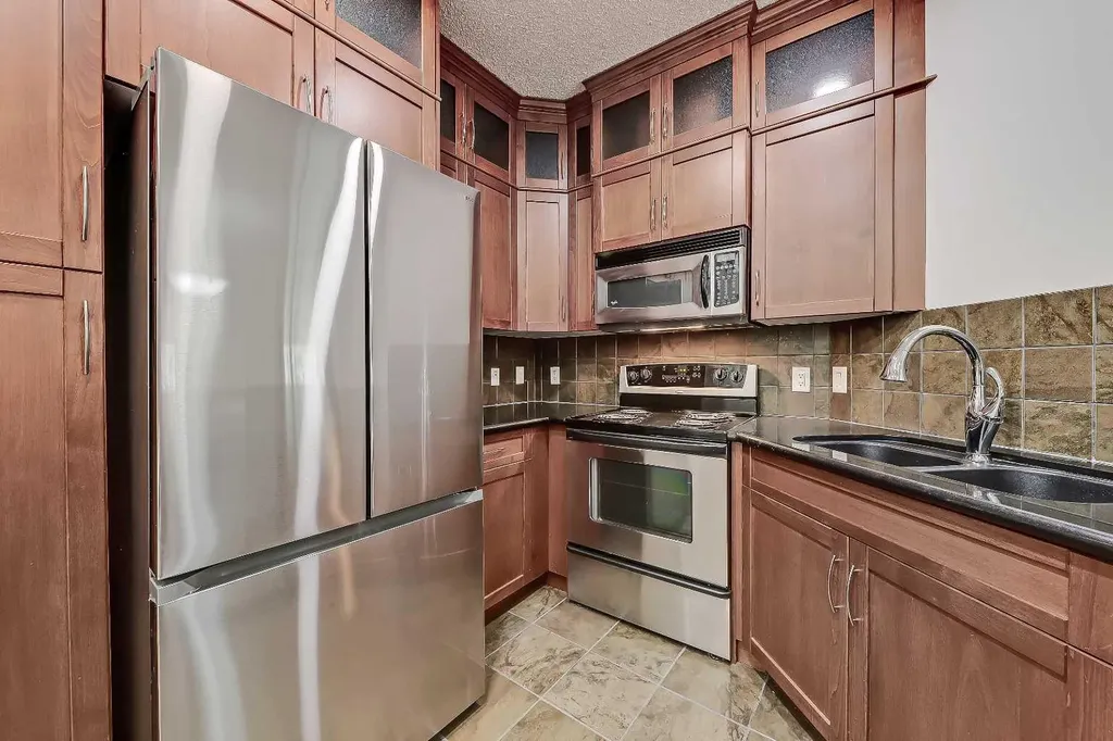 20 Discovery Ridge Close SW Calgary AB T3H 5X4
