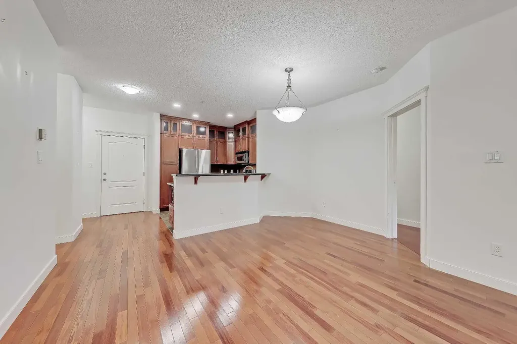 20 Discovery Ridge Close SW Calgary AB T3H 5X4