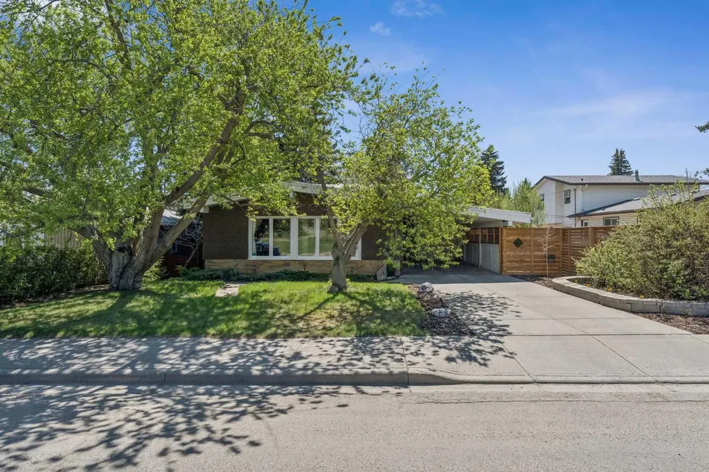 1043 32 Avenue NW Calgary AB T2K 0B3