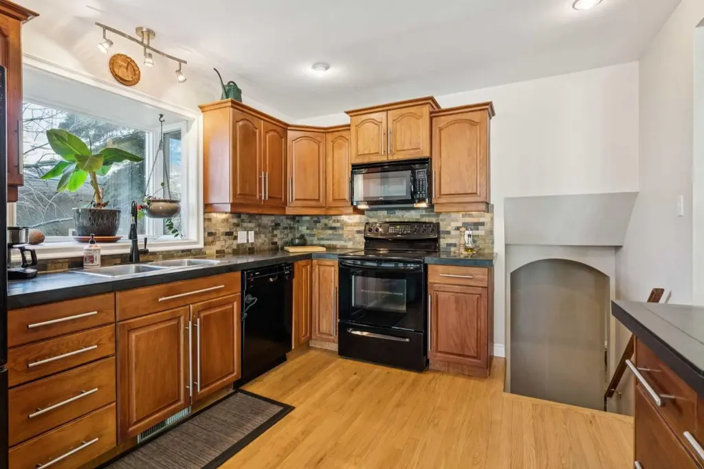 1043 32 Avenue NW Calgary AB T2K 0B3