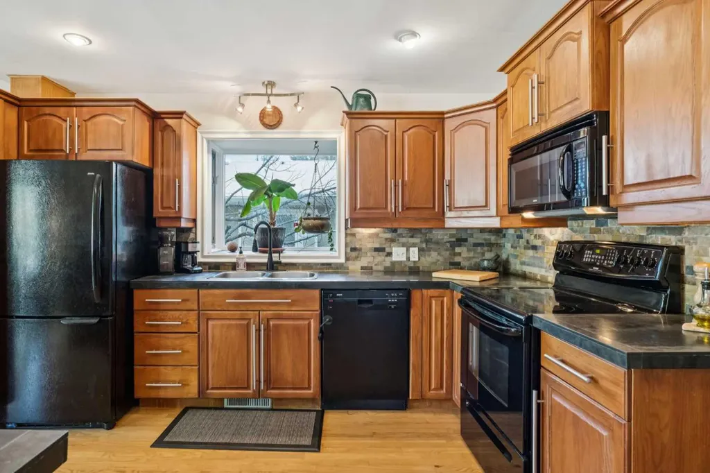 1043 32 Avenue NW Calgary AB T2K 0B3