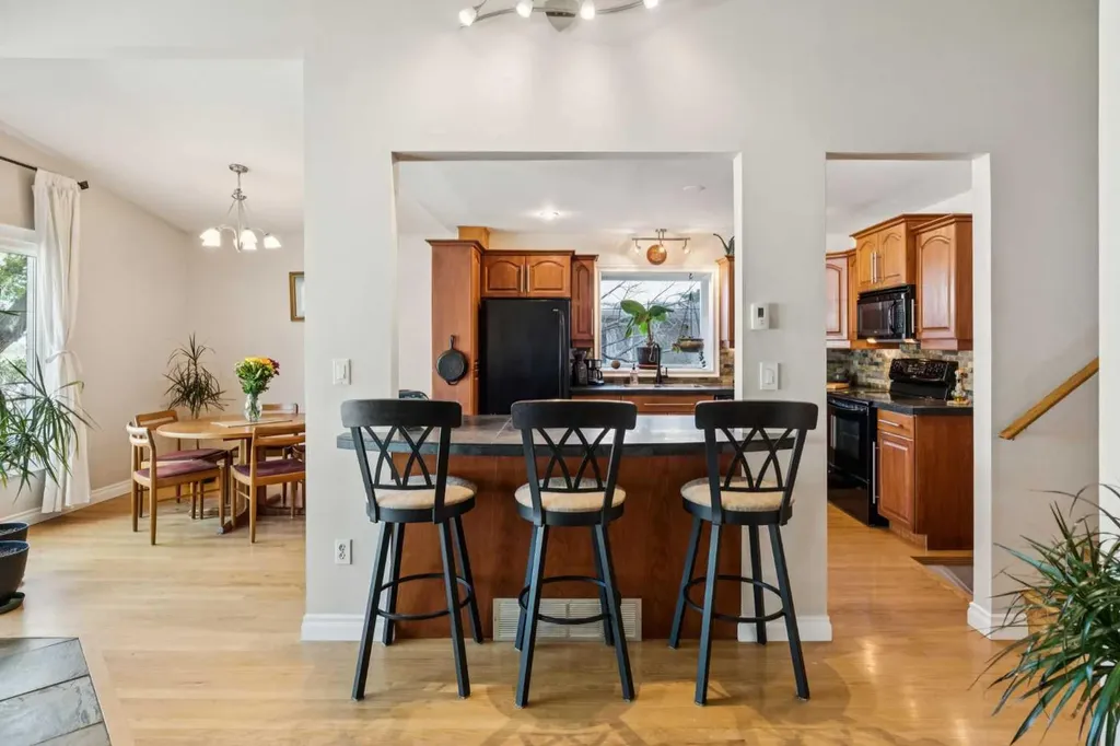 1043 32 Avenue NW Calgary AB T2K 0B3