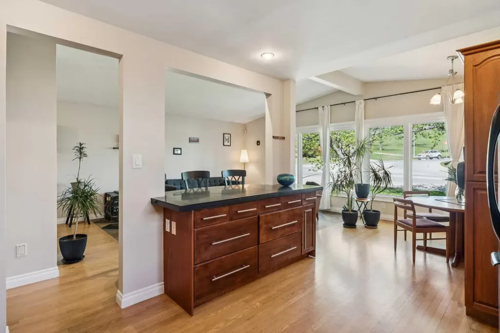 1043 32 Avenue NW Calgary AB T2K 0B3