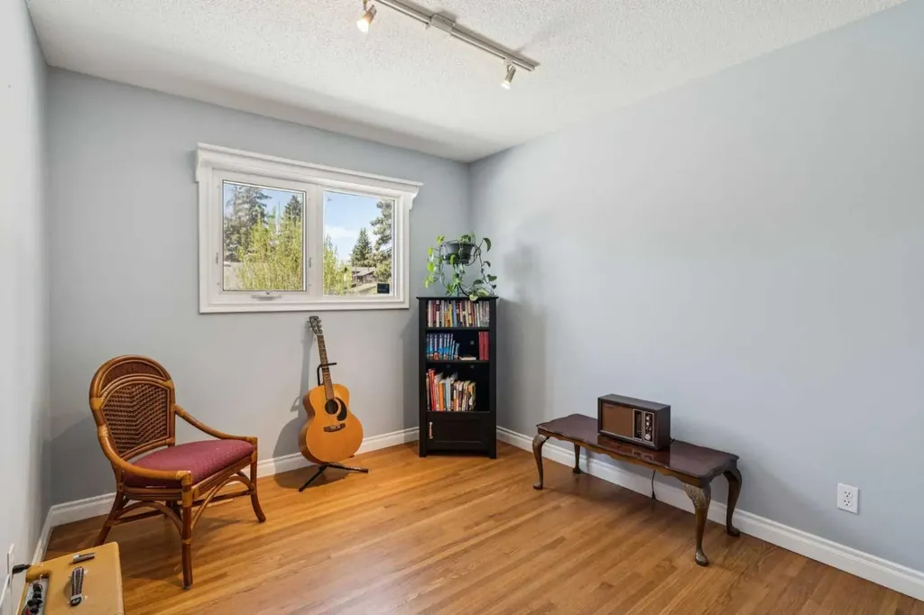 1043 32 Avenue NW Calgary AB T2K 0B3