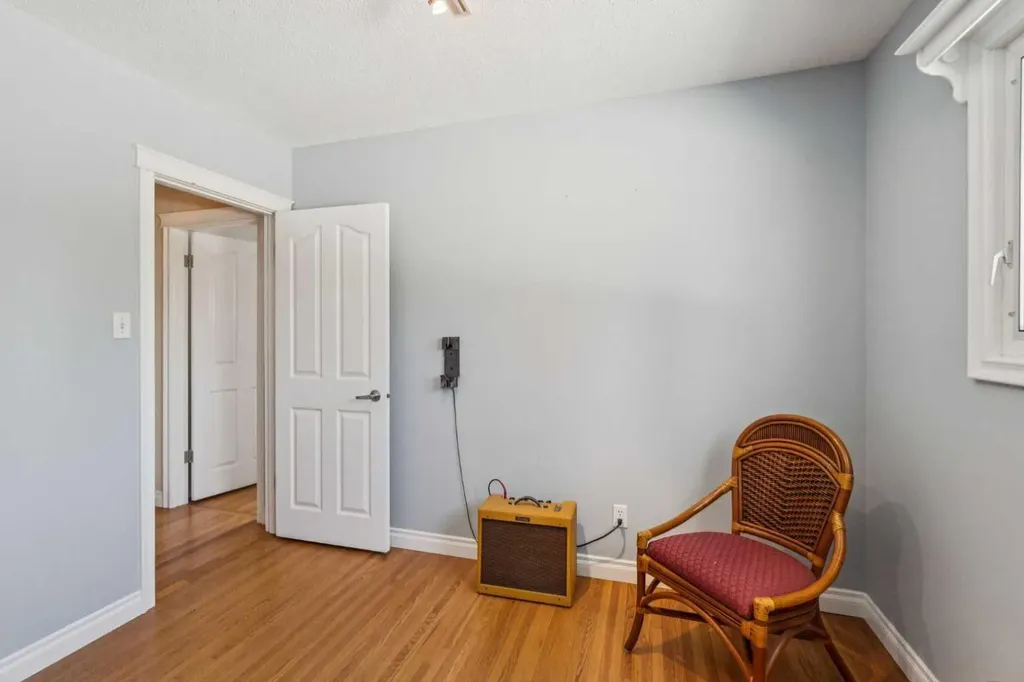 1043 32 Avenue NW Calgary AB T2K 0B3