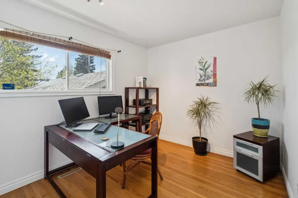 1043 32 Avenue NW Calgary AB T2K 0B3