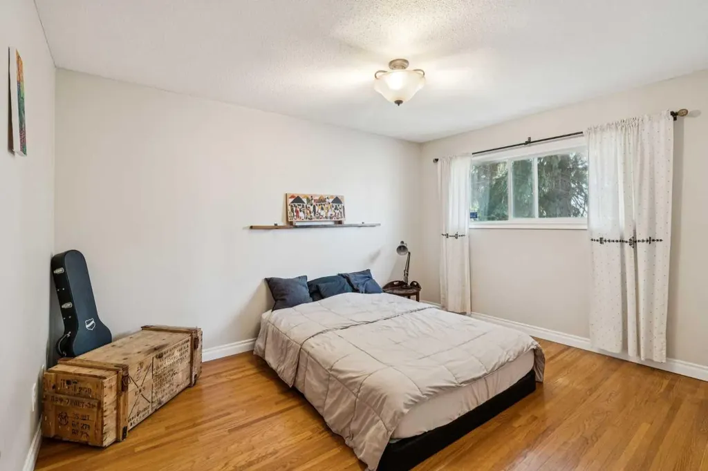 1043 32 Avenue NW Calgary AB T2K 0B3