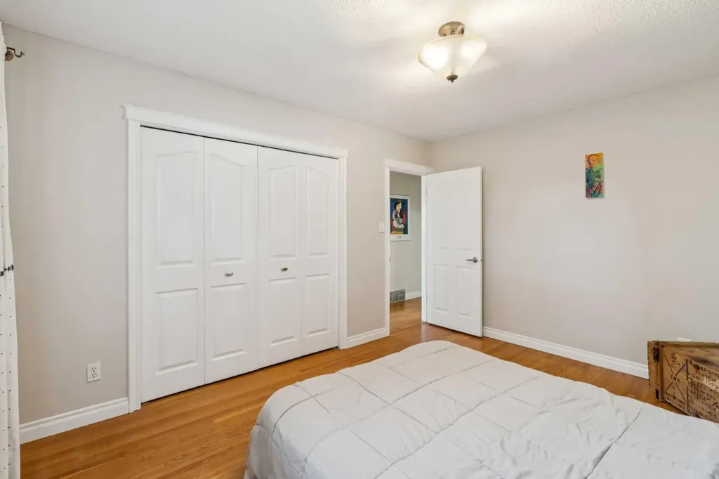 1043 32 Avenue NW Calgary AB T2K 0B3