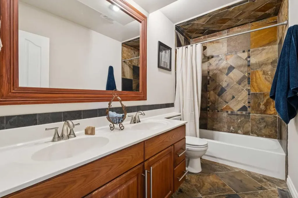 1043 32 Avenue NW Calgary AB T2K 0B3