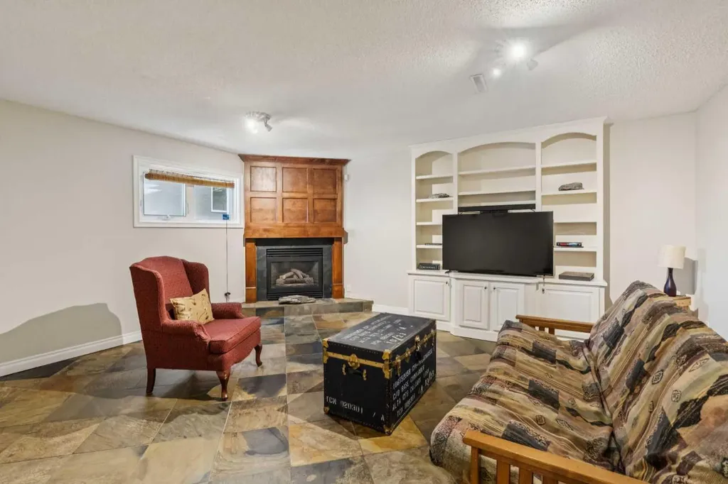 1043 32 Avenue NW Calgary AB T2K 0B3