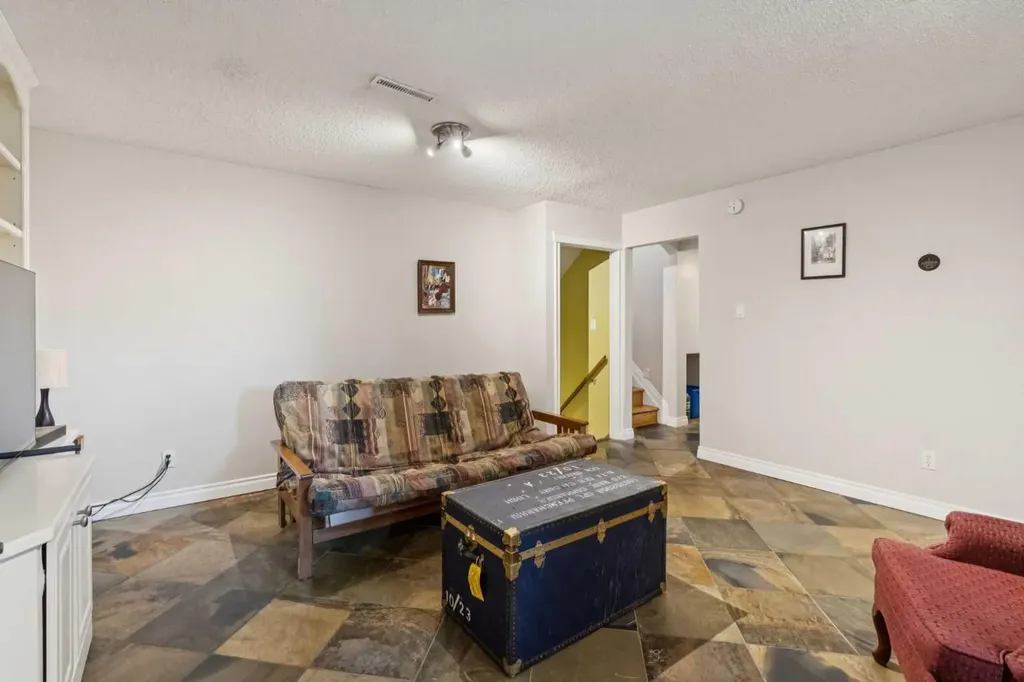 1043 32 Avenue NW Calgary AB T2K 0B3