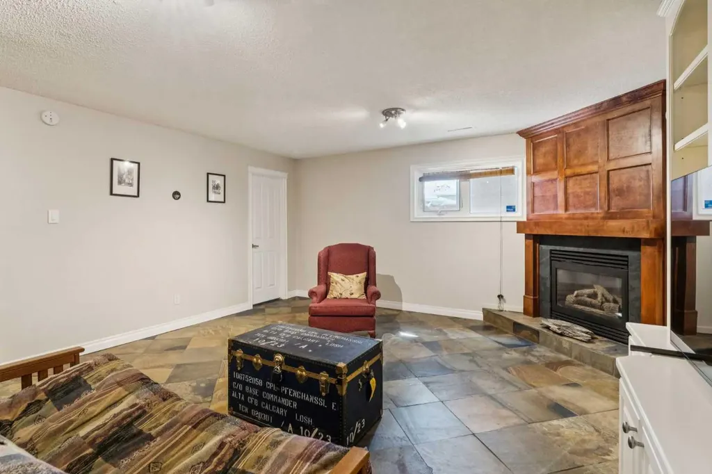 1043 32 Avenue NW Calgary AB T2K 0B3
