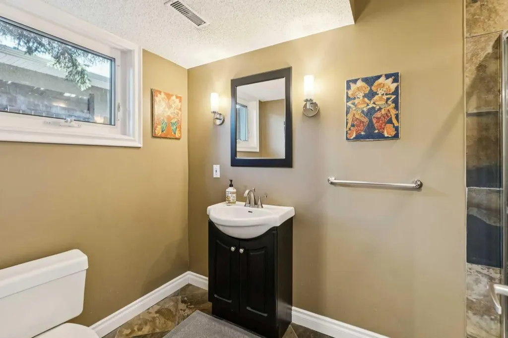 1043 32 Avenue NW Calgary AB T2K 0B3