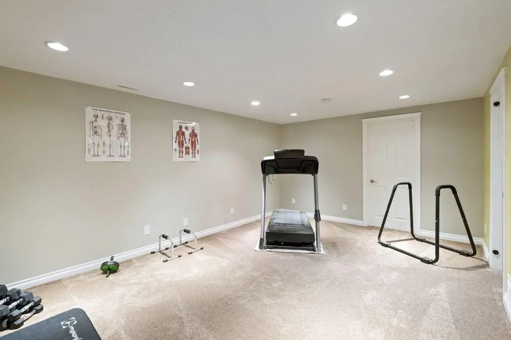 1043 32 Avenue NW Calgary AB T2K 0B3